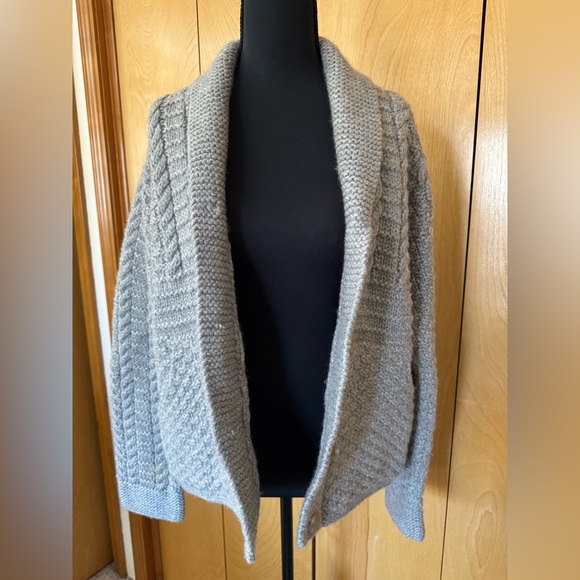 J. Crew Women’s Chunky Cabled Gray 100% Wool Button-Up Cardigan. - Picture 3 of 13